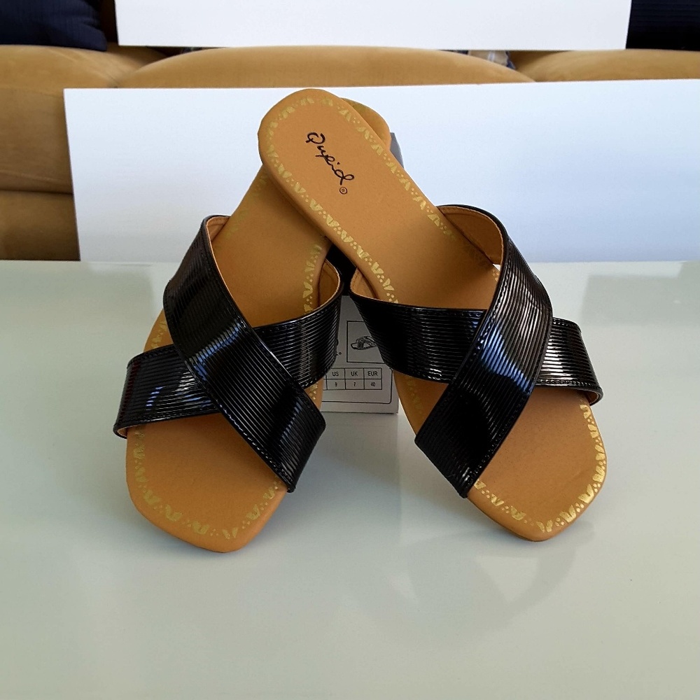 Cross strap textured slide sandal - Picture 2 of 8